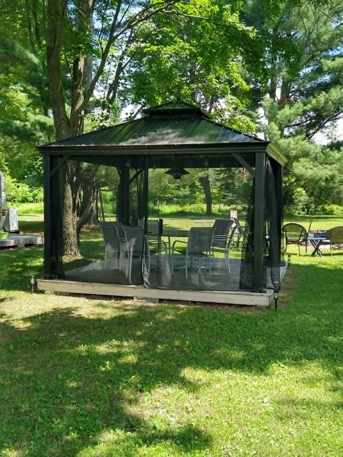 Gazebo installé par l'équipe Henri T à Drummondville