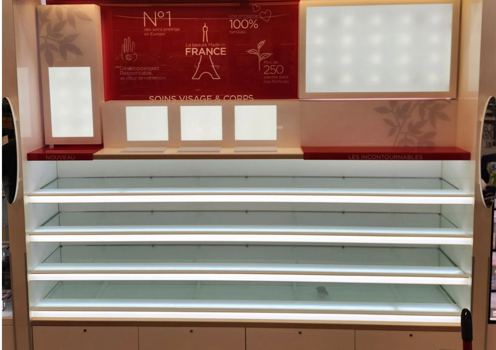 Présentoir de magasin de cosmétiques installé par l'équipe Henri T