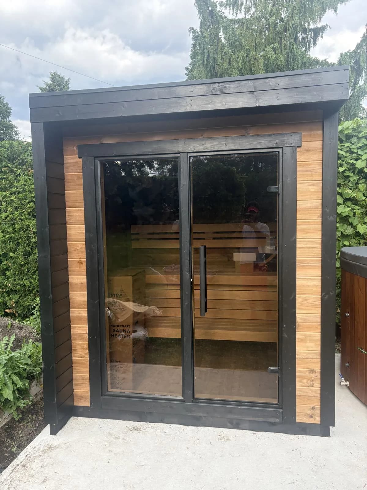 Sauna extérieur installé par l'équipe Henri T à Saint-Sauveur