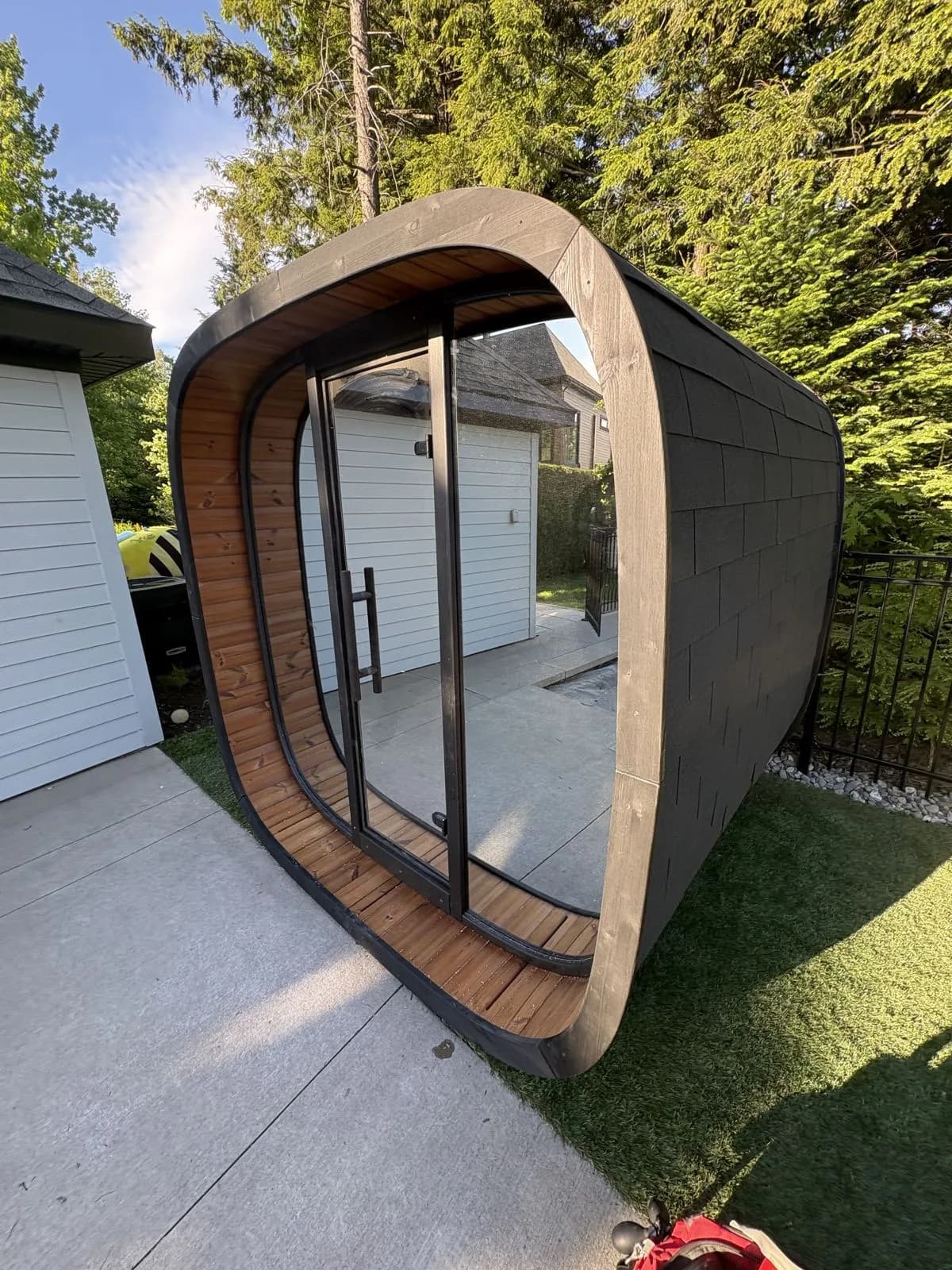 Sauna extérieur de style tonneau installé par l'équipe Henri T